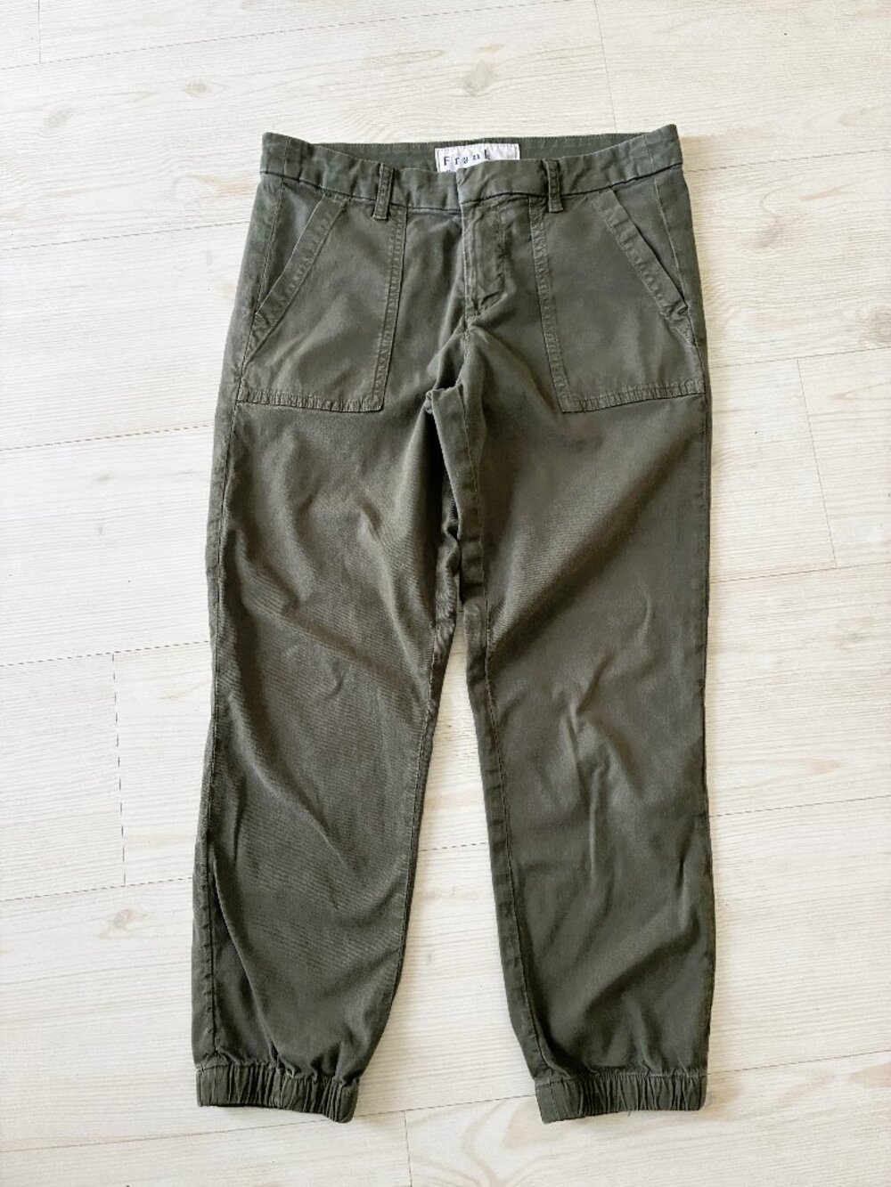 Frank & Eileen, Foxrock, The Italian Utility Jogger Army Color Size 4